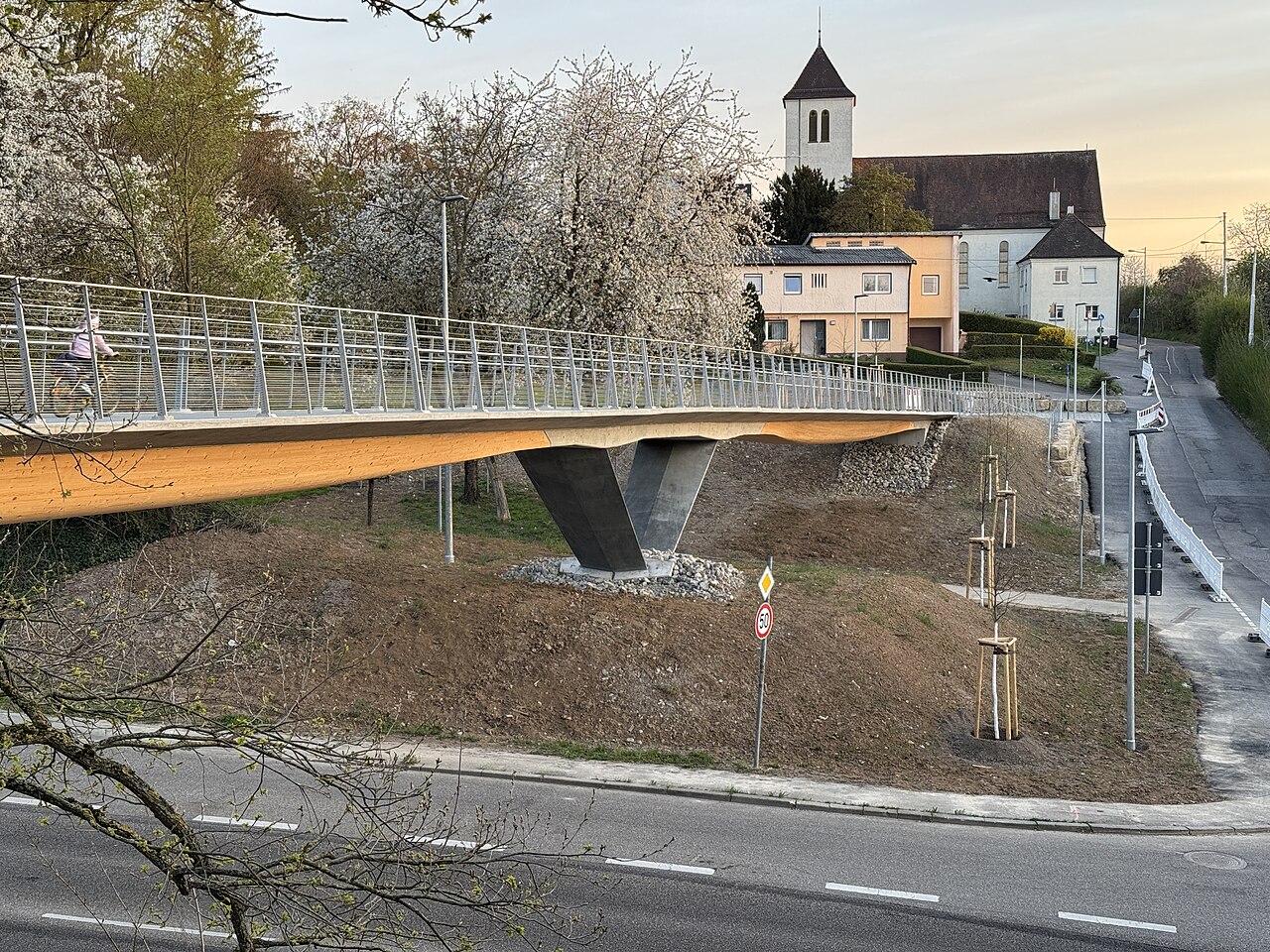 Podul pietonal și pentru bicicliști Seeblickweg din Stuttgart, cu structură din lemn și beton armat cu carbon
